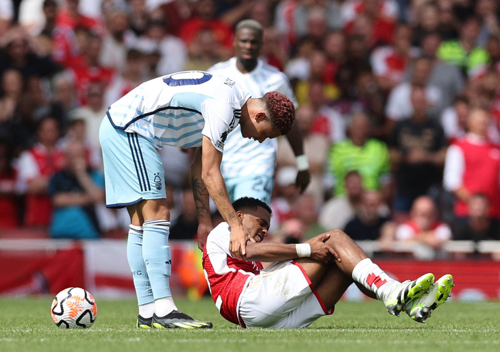 Jurrien Timber đã dính chấn thương nặng ngay ở trận đầu tiên thi đấu tại Premier League - Ảnh: Reuters