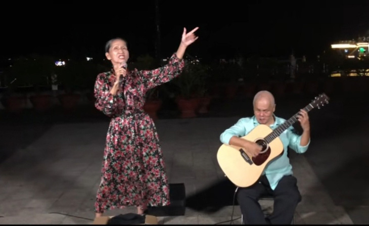 Ca sĩ Lệ Hằng hát bài Thu ca cùng cây guitar mù Thanh Điền trên bến Ninh Kiều đã gây bão mạng - Ảnh: NVCC