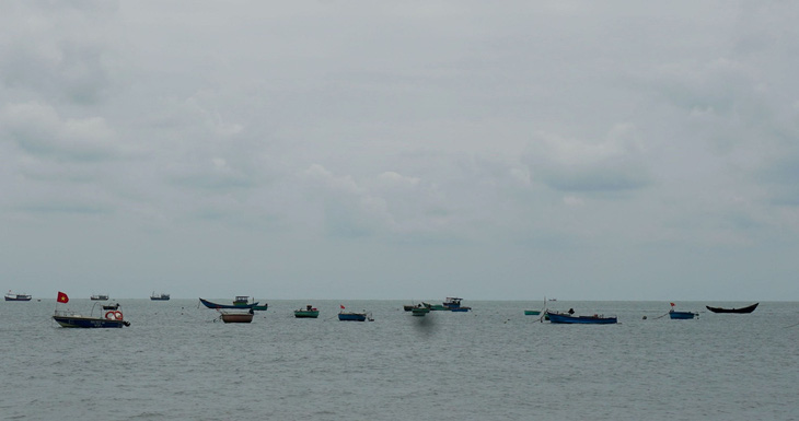 Vùng biển trước cửa sông Roòn nơi ngư dân mất tích - Ảnh: Q.NAM
