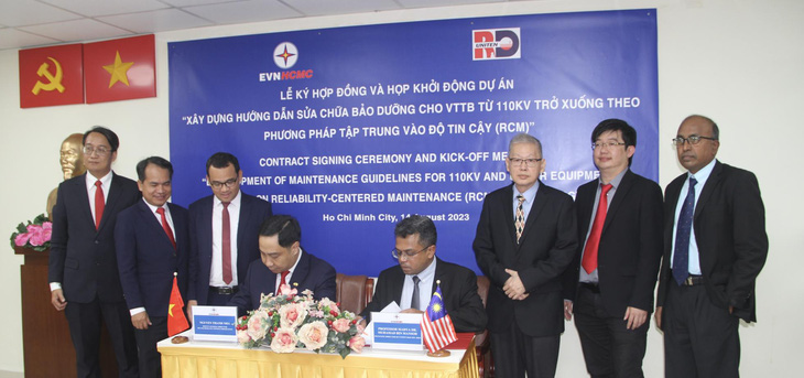 Ông Nguyễn Thanh Nhã đại diện Tổng công ty Điện lực TP.HCM và ông Muhamad bin Mansor đại diện Viện nghiên cứu Uniten R&D ký hợp đồng tư vấn
