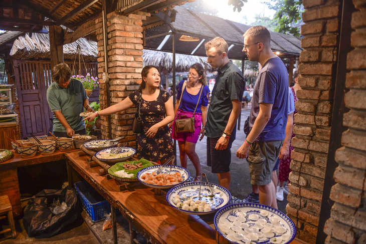 Khách du lịch nước ngoài tham quan làng du lịch Bình Quới, quận Bình Thạnh, TP.HCM - Ảnh: QUANG ĐỊNH