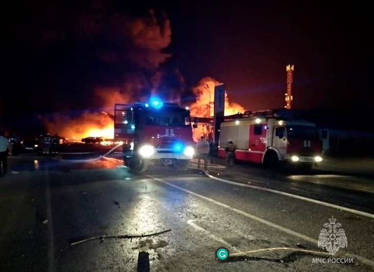 Lực lượng cứu hộ làm việc để dập lửa tại hiện trường vụ nổ tại một trạm xăng ở thành phố Makhachkala, Nga, ngày 14-8 - Ảnh: REUTERS