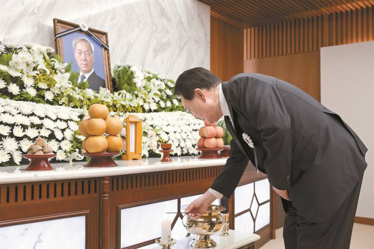 Tổng thống Hàn Quốc Yoon Suk Yeol trước bài vị của cha ông, nhà kinh tế học nổi tiếng Yoon Ki Jung - Ảnh: Văn phòng tổng thống Hàn Quốc