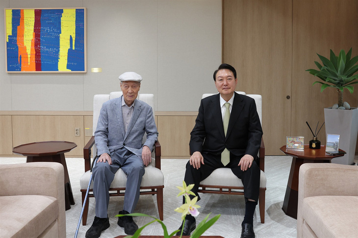 Ông Yoon Suk Yeol chụp ảnh cùng cha mình vào tháng 7-2022 - Ảnh: Văn phòng tổng thống Hàn Quốc