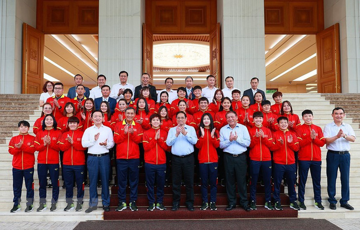 Thủ tướng Phạm Minh Chính với các cầu thủ và ban huấn luyện đội tuyển bóng đá nữ quốc gia Việt Nam - Ảnh: TTXVN