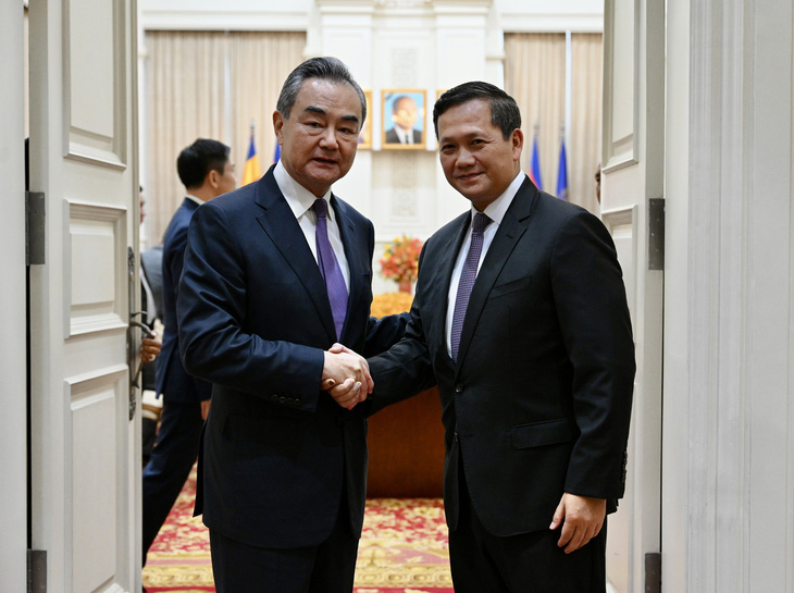 Bộ trưởng Ngoại giao Trung Quốc Vương Nghị (trái) gặp Thủ tướng mới được bổ nhiệm Hun Manet của Campuchia, ngày 13-8 - Ảnh: AFP