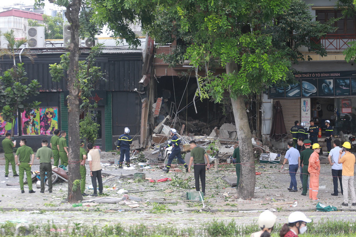 Hiện trường vụ nổ nhà số 42 đường Yên Phụ - Ảnh: C.TUỆ