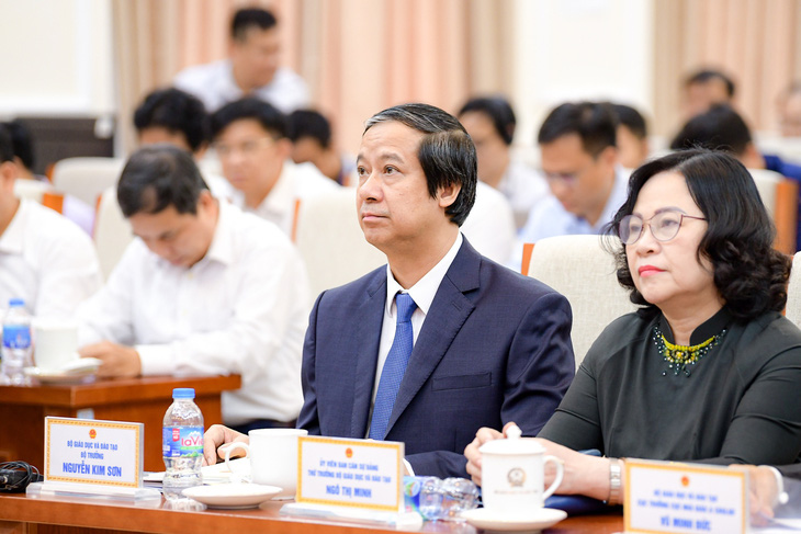 Bộ trưởng Nguyễn Kim Sơn và các lãnh đạo bộ tại buổi gặp gỡ - Ảnh: NAM TRẦN