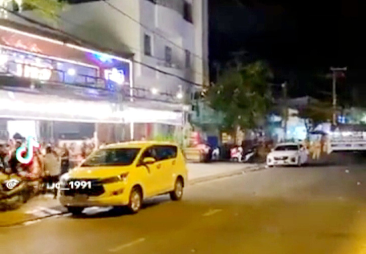 Lực lượng chức năng địa phương chốt chặn hai đầu một quán ăn ở Rạch Giá, Kiên Giang - Ảnh: cắt trên clip Facebook