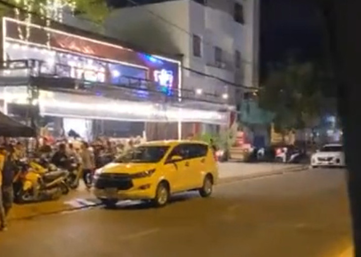 Một góc quán ăn ở TP Rạch Giá (Kiên Giang) bị lực lượng công an địa phương chặn hai đầu gây xôn xao cộng đồng mạng xã hội hai ngày qua - Ảnh: Cắt lấy trên Facebook