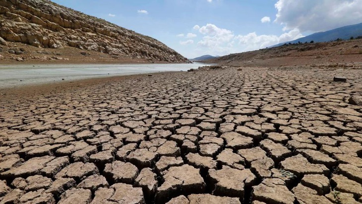 Lòng hồ Qaraoun khô nứt dưới đáy hồ Qaraoun ở Tây Bekaa, Lebanon - Ảnh: REUTERS