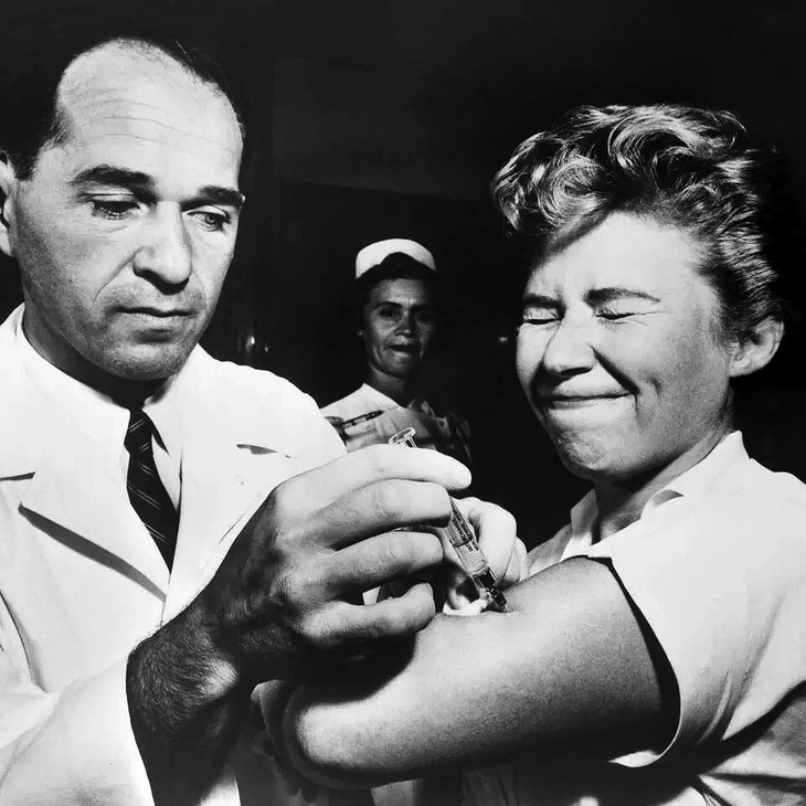 Y tá Bệnh viện Montefiore (New York) tiêm phòng cúm năm 1957. Ảnh: Everett Collection Historical/Alamy