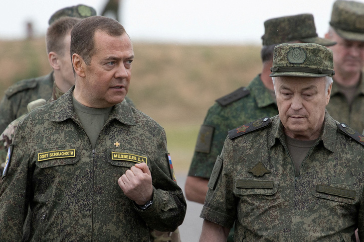Cựu tổng thống Nga Dmitry Medvedev (trái) thăm khu vực huấn luyện quân sự ở Volgograd vào tháng 6-2023 - Ảnh: REUTERS
