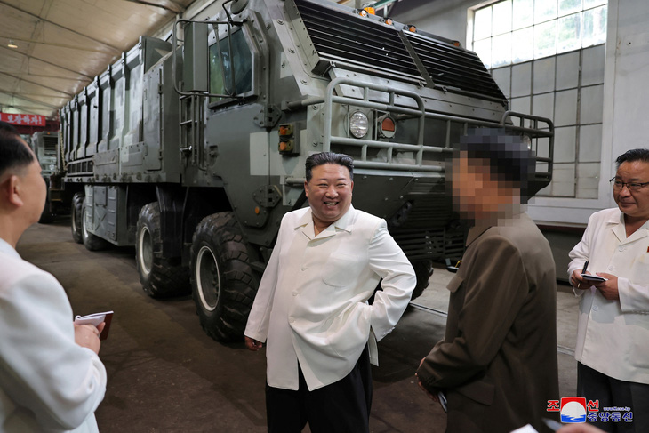 Nhà lãnh đạo Triều Tiên thăm cơ sở quân sự quan trọng gồm nhà máy sản xuất tên lửa ngày 14-8 - Ảnh: REUTERS