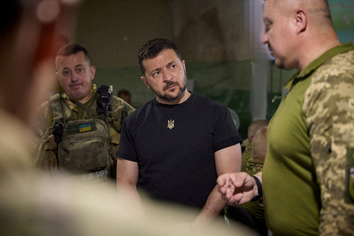 Tổng thống Ukraine Volodymyr Zelensky thăm các binh sĩ trên tiền tuyến ở Zaporizhzhia thuộc miền nam nước này ngày 15-8 - Ảnh: REUTERS