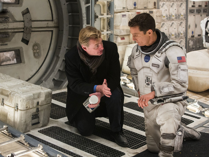 Christopher Nolan trên trường quay Interstellar cùng tài tử Matthew McConaughey - Ảnh: The Independent