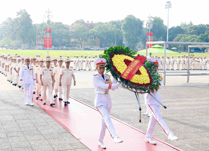 Đoàn đại biểu Đại hội thành lập Hội Cựu Công an nhân dân Việt Nam đến đặt vòng hoa, vào viếng lăng Bác - Ảnh: DANH TRỌNG