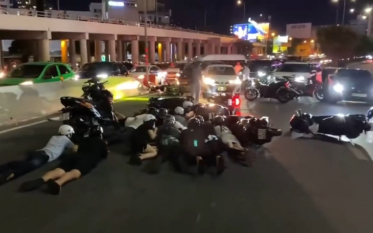 Cảnh sát giao thông vây bắt nhóm "quái xế" tụ tập đua xe ở cầu Sài Gòn