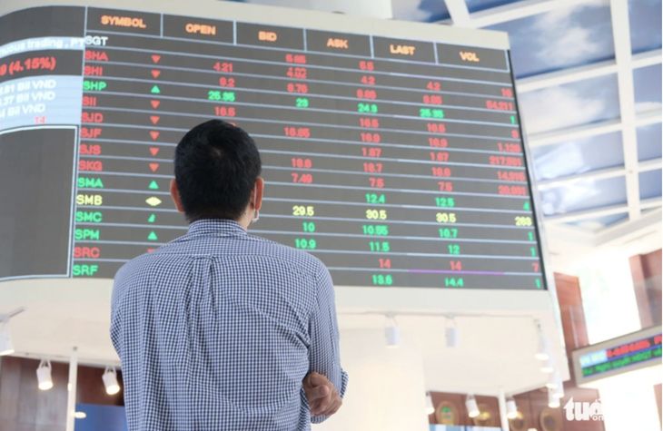Nhà đầu tư theo dõi bảng giao dịch bên trong Sở Giao dịch chứng khoán TP.HCM (ảnh chụp trước khi TP.HCM thực hiện giãn cách) - Ảnh: BÔNG MAI
