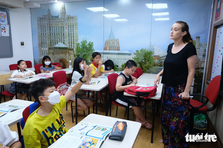 Giáo viên người nước ngoài dạy tiếng Anh cho học sinh Việt tại Hà Nội - Ảnh: NAM TRẦN