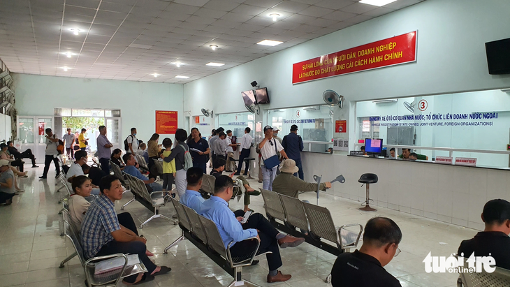 Đông người dân đến làm thủ tục đăng ký xe tại Đội đăng ký xe số 282 Nơ Trang Long, quận Bình Thạnh ngày 16-8 - Ảnh: MINH HÒA