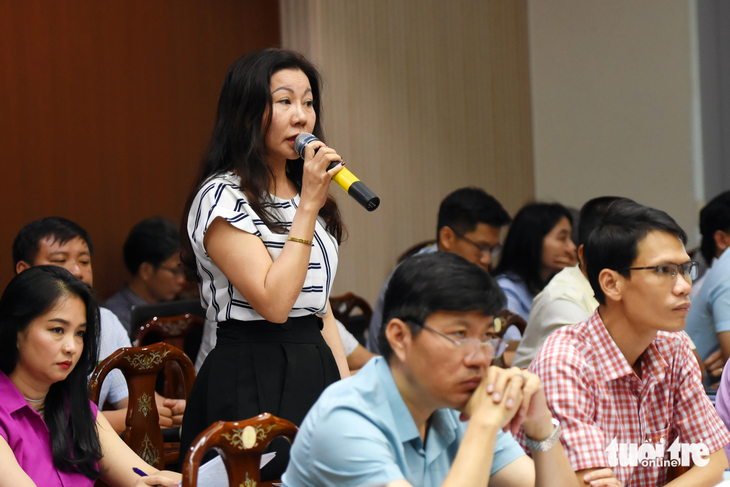 Đại diện nhà đầu tư hạ tầng một khu công nghiệp ở Đồng Nai phát biểu tại buổi đối thoại với bí thư Tỉnh ủy Đồng Nai - Ảnh: A LỘC