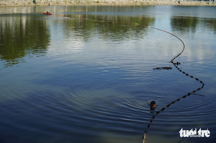 Người dân bủa lưới để đánh bắt cá tại Giếng nước Mỹ Tho - Ảnh: MẬU TRƯỜNG