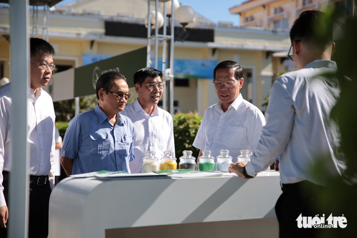 Chủ tịch Phan Văn Mãi, lãnh đạo Cần Giờ và TS Trần Du Lịch trao đổi với một số doanh nghiệp ở huyện này - Ảnh: TIẾN LONG