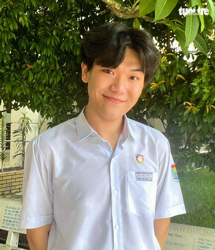 Bạn Phước Lộc, cựu học sinh Trường THPT Quang Trung, tỉnh Tây Ninh, nhận học bổng toàn phần để theo học tại EIU - Ảnh: T.D.