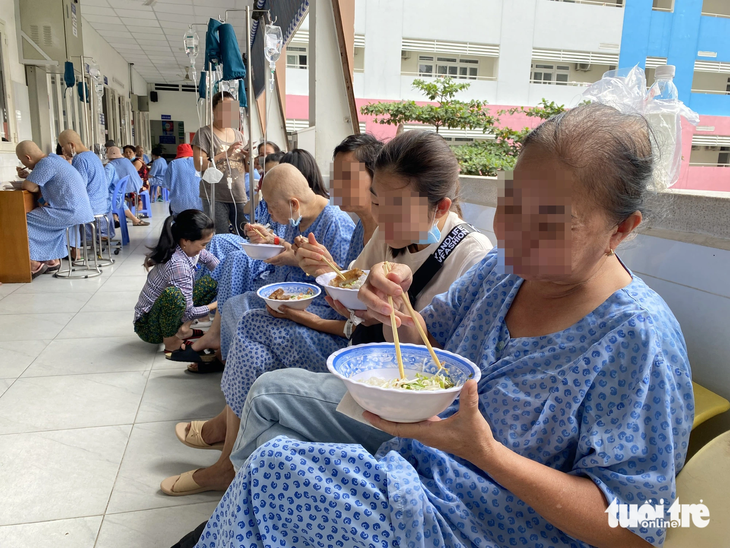 Bệnh nhân tại khoa ung bướu phụ khoa Bệnh viện Từ Dũ (TP.HCM) ăn suất ăn miễn phí - Ảnh: X.MAI