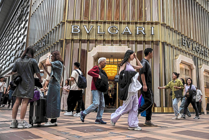 Bên ngoài cửa hàng của Bvlgari ở Seoul, Hàn Quốc. Ngành công nghiệp thời trang dự đoán những người dưới 20 tuổi sẽ trở thành nhóm người tiêu dùng chính đối với các mặt hàng xa xỉ - Ảnh: AFP