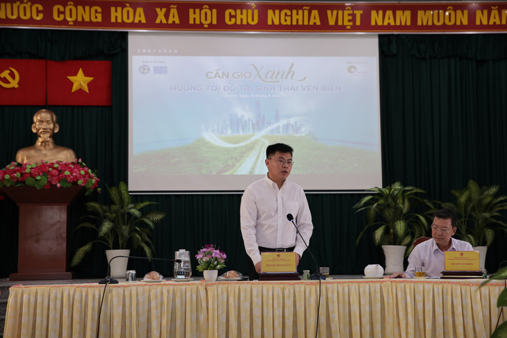 Chủ tịch UBND huyện Cần Giờ Nguyễn Văn Hồng và TS Trương Minh Huy Vũ (trái) chủ trì hội thảo - Ảnh: TIẾN LONG
