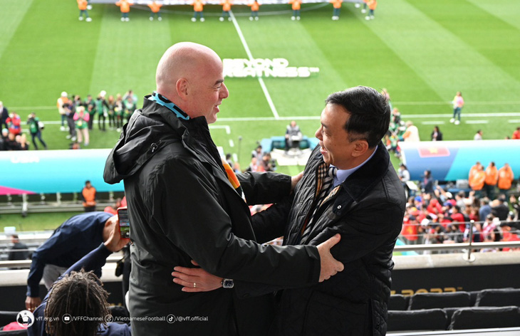 Chủ tịch FIFA Gianni Infantino (trái) và Chủ tịch VFF Trần Quốc Tuấn hỏi thăm nhau trước trận Mỹ - Việt Nam - Ảnh: VFF