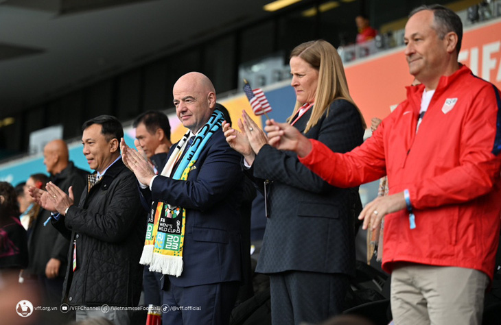 Ông Trần Quốc Tuấn (bìa trái) cùng chủ tịch FIFA trên khán đài World Cup nữ 2023 tại New Zealand - Ảnh: VFF