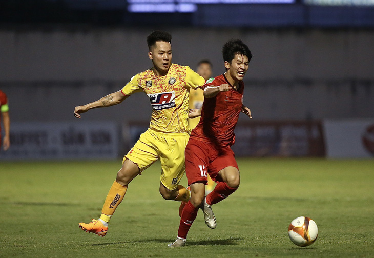 CLB PVF-CAND có nửa đội hình là cầu thủ U20 ở trận đấu với CLB Thanh Hóa - Ảnh: HOÀNG TUẤN