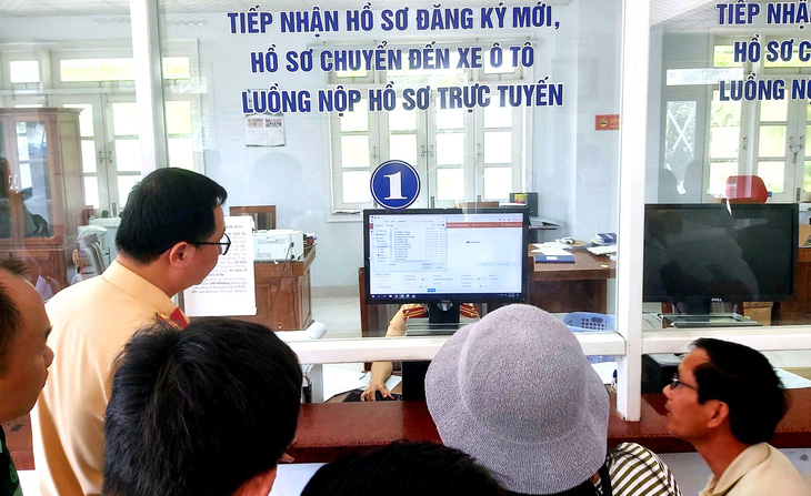 Tại Đà Nẵng, do hệ thống bị trục trặc nên nhiều người ngồi chờ mất thời gian nhưng chưa làm được các thủ tục - Ảnh: ĐOÀN CƯỜNG