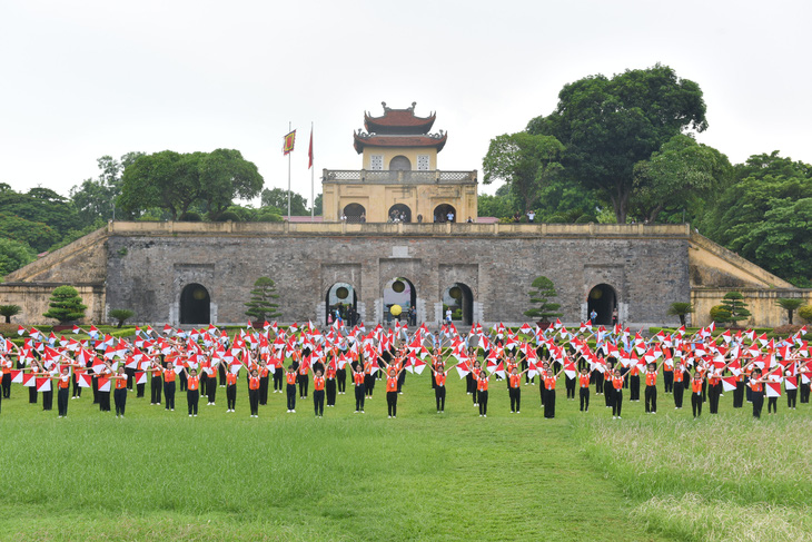 The semaphore flag display (message transmitted by pennant) at the royal citadel of Thang Long Ruins set a Vietnamese record - Photo: Central Council