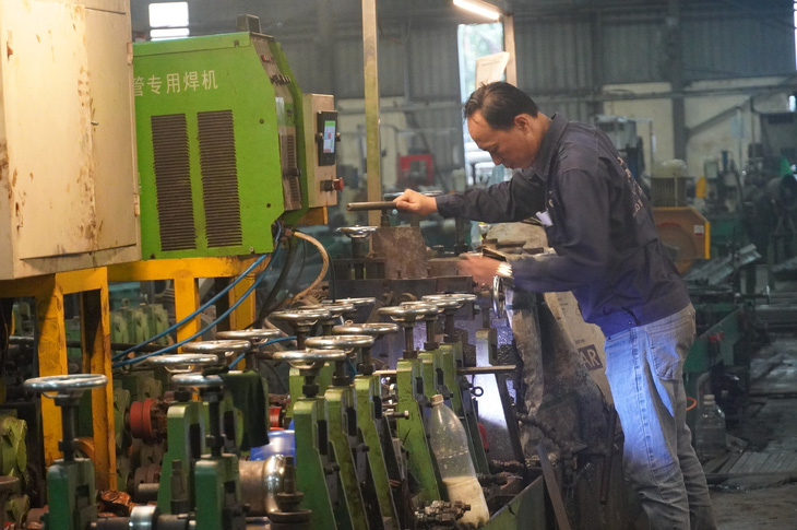 Công nhân đang vận hành một nhà máy sản xuất nguyên liệu thép không gỉ - Ảnh: N.AN