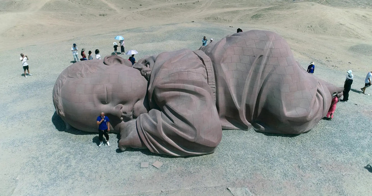Đó là tên bức tượng em bé khổng lồ dài 15m, cao 4,3m và rộng 9m làm từ sa thạch của giáo sư Dong Shubing ở ĐH Thanh Hoa. Tượng nằm trong sa mạc Gobi, thuộc địa phận huyện Qua Châu, tỉnh Cam Túc, Trung Quốc và trở thành điểm hấp dẫn du khách nhiều năm qua. (VCG/Getty Image) 