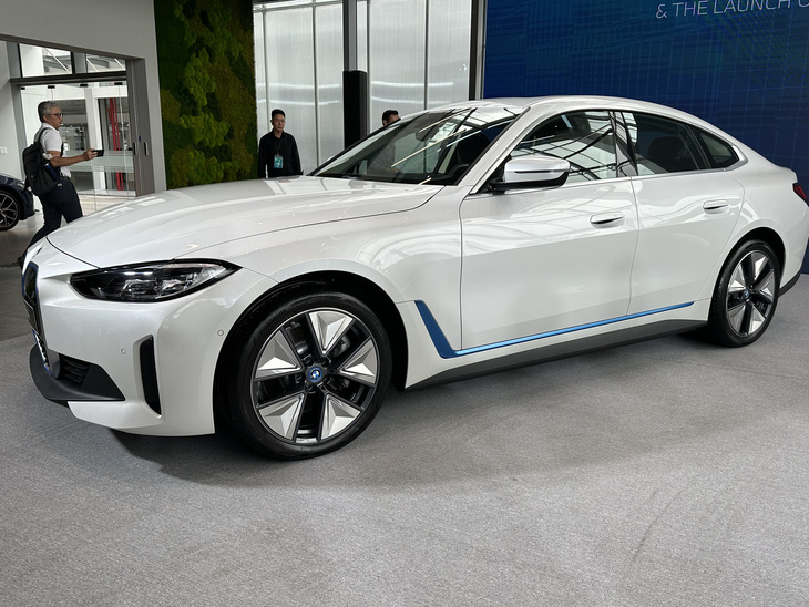 BMW launches a luxury electric car, adding an electric car segment for customers to use - Photo: CONG TRUNG