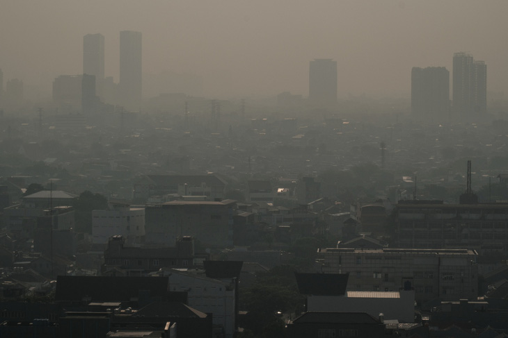 Các tòa nhà ở Jakarta chìm trong khói bụi do ô nhiễm không khí, ngày 16-8 - Ảnh: AFP