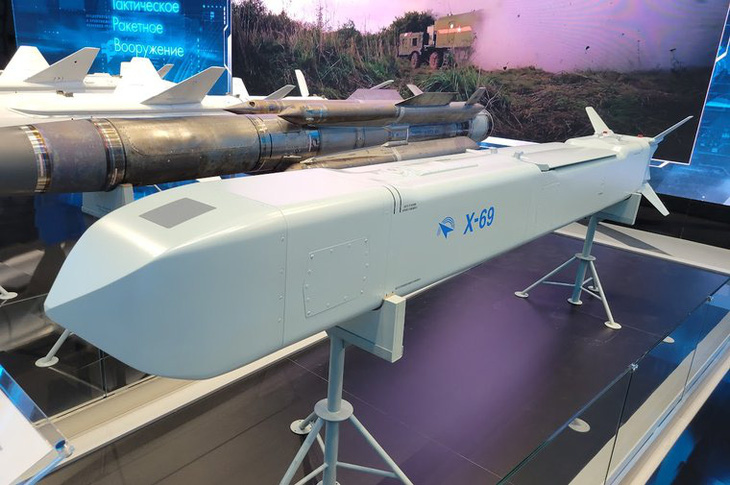 Tên lửa Kh-69 vừa được Nga giới thiệu trong Army 2023 - Ảnh: SHEPHARD MEDIA