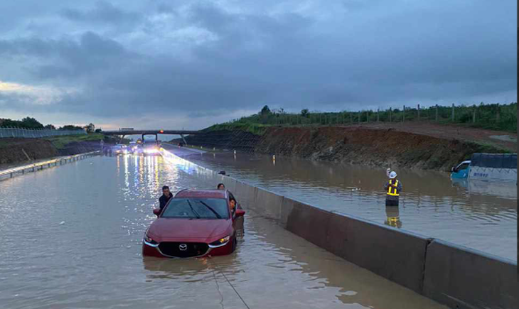 Đường cao tốc Phan Thiết - Dầu Giây ngập cục bộ từ km25+369 đến km25+469 vào sáng 29-7 - Ảnh: CTV