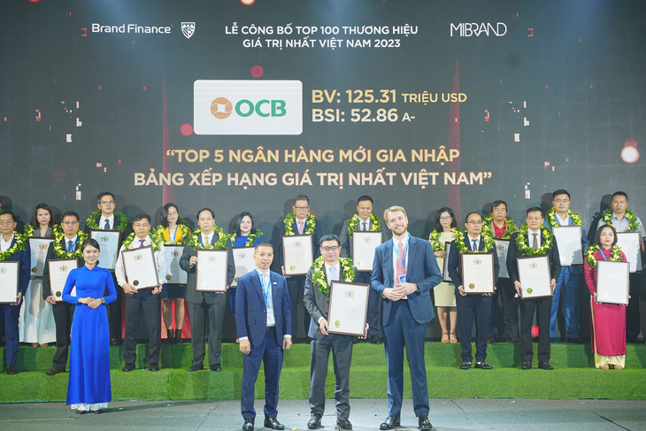 Ông Nguyễn Văn Hương - phó tổng giám đốc OCB - nhận chứng nhận Top 50 thương hiệu giá trị nhất Việt Nam - Ảnh: OCB