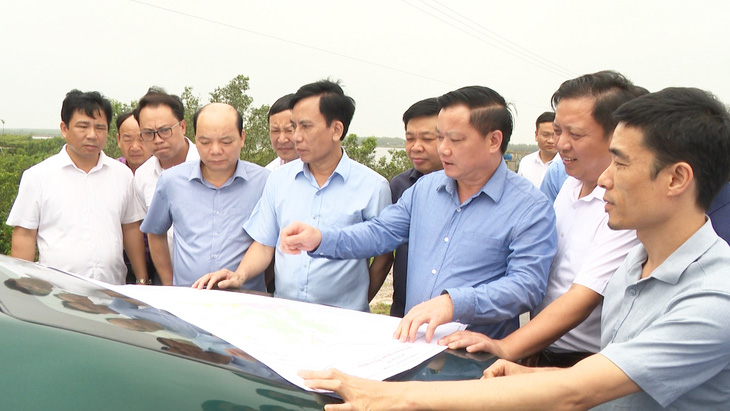 Đoàn công tác lãnh đạo tỉnh Thái Bình thảo luận về việc triển khai dự án đầu tư xây dựng sân golf Cồn Vành - Ảnh: VĂN NGỌC