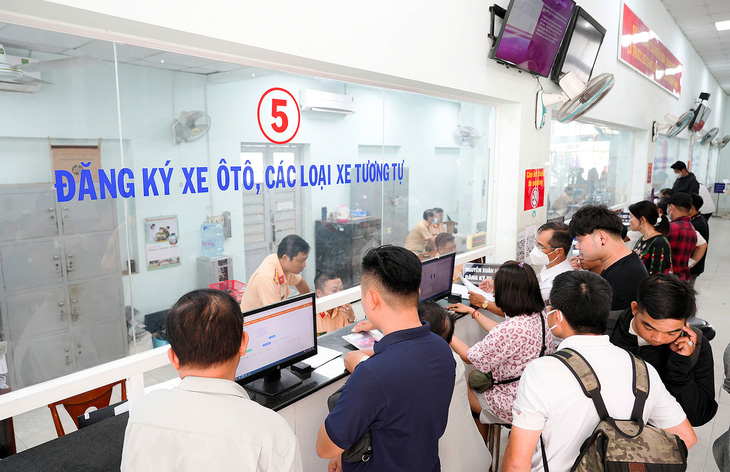 Sáng 15-8, nhiều người dân đến làm thủ tục đăng ký xe tại Đội đăng ký quản lý phương tiện giao thông cơ giới đường bộ, 282 Nơ Trang Long, quận Bình Thạnh, TP.HCM - Ảnh: HỮU HẠNH