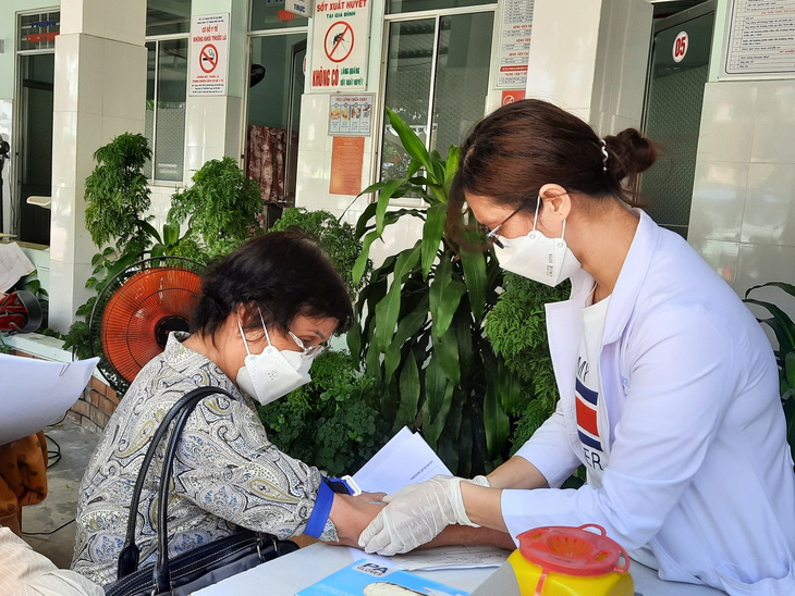 Người dân thăm khám bệnh tại Trạm y tế phường Linh Trung (TP Thủ Đức) - Ảnh: THU HIẾN