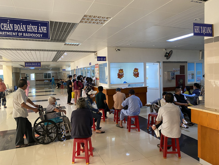 Nhiều bệnh nhân ung thư tại Đà Nẵng phải chạy ra tỉnh khác để làm các xét nghiệm chuyên sâu trong lúc đợi máy móc được sửa chữa - Ảnh: B.D.