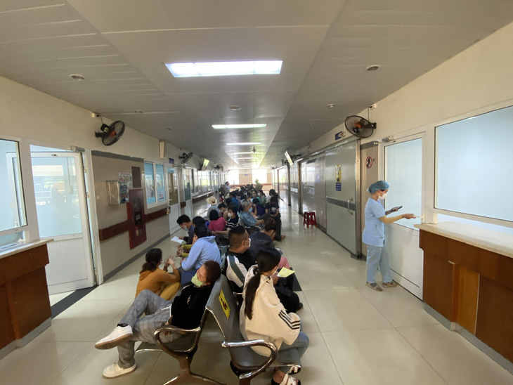 Bệnh nhân điều trị ung bướu tại Đà Nẵng ngồi chờ tới lượt vào phòng chụp X-quang - Ảnh: B.D.