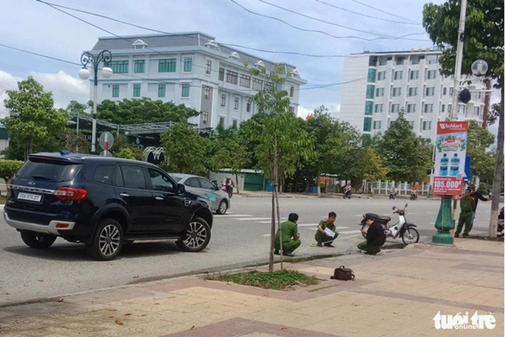 Cơ quan chức năng tỉnh Ninh Thuận dựng lại hiện trường vụ tai nạn do cựu thiếu tá Hoàng Văn Minh cầm lái ô tô - Ảnh: DUY NGỌC